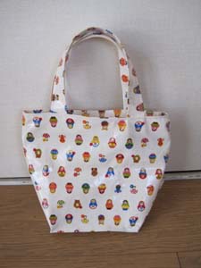 ãƒžãƒˆãƒªãƒ§ãƒ¼ã‚·ã‚«æŸ„ãƒ“ãƒ‹ã‚³ã®ãƒŸãƒ‹ãƒãƒƒã‚°